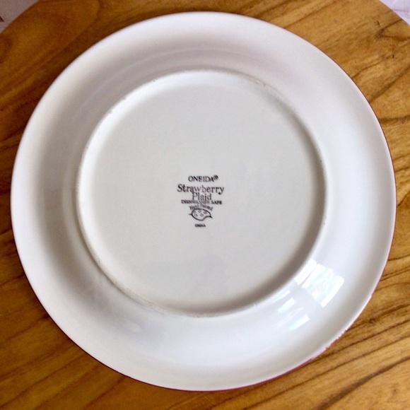 Vintage Oneida Strawberry Plaid Dinner Plates - Set of 2 - Picture 8 of 9